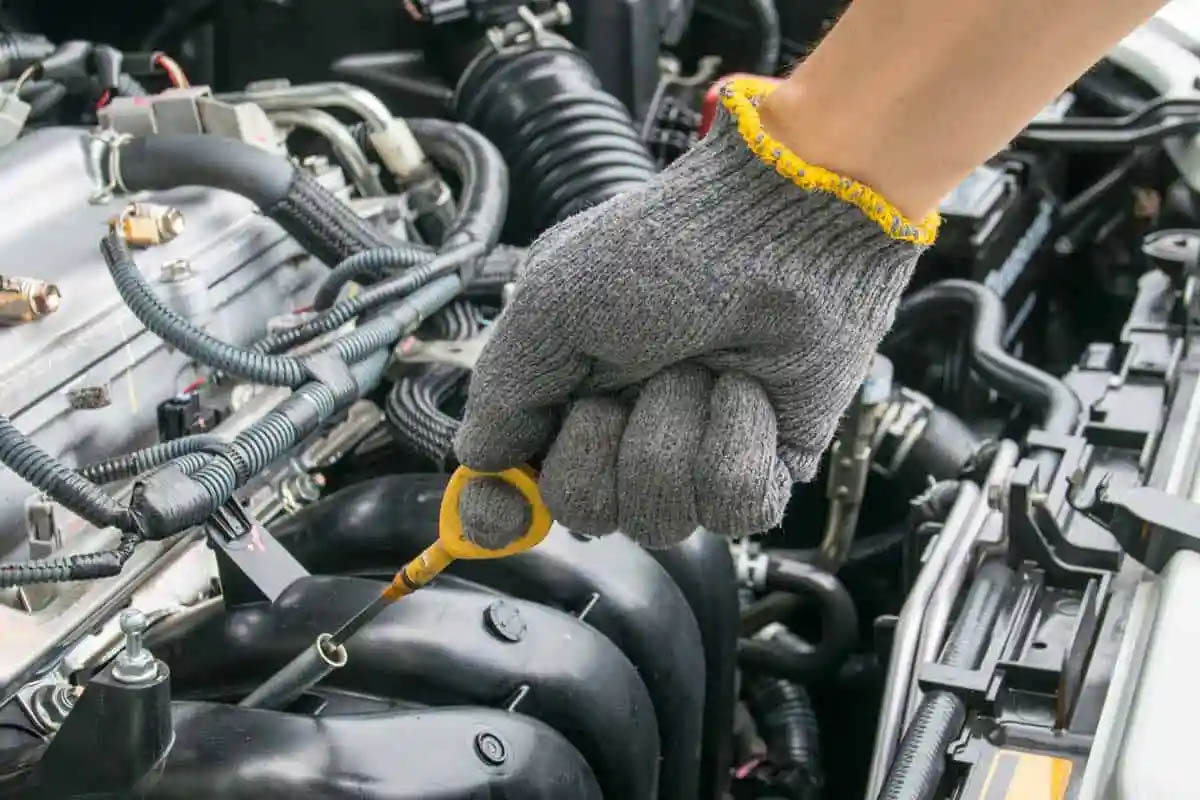 Estil possible de vérifier le niveau d’huile moteur chaud ? Entretien Voiture